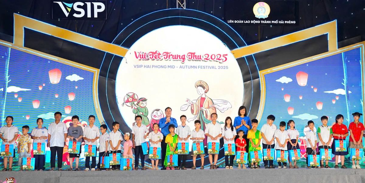 LĐLĐ TP Hải Phòng trao quà tặng con công nhân lao động. Ảnh: Đàm Thanh