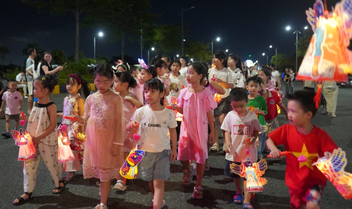 Màn rước đèn lồng sáng tạo thu hút hàng nghìn công nhân lao động cùng con em công nhân. Ảnh: Mai Dung