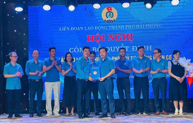 Lãnh đạo LĐLĐ TP Hải Phòng trao quyết định thành lập CLB Chủ tịch, Phó Chủ tịch Công đoàn cơ sở các Khu công nghiệp khu vực phía Tây. Ảnh: Mai Hương