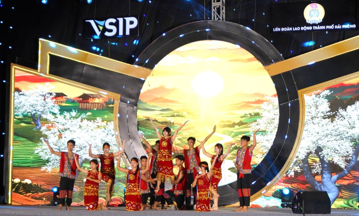 Các em nhỏ múa hát vui Tết Trung thu. Ảnh: Mai Dung