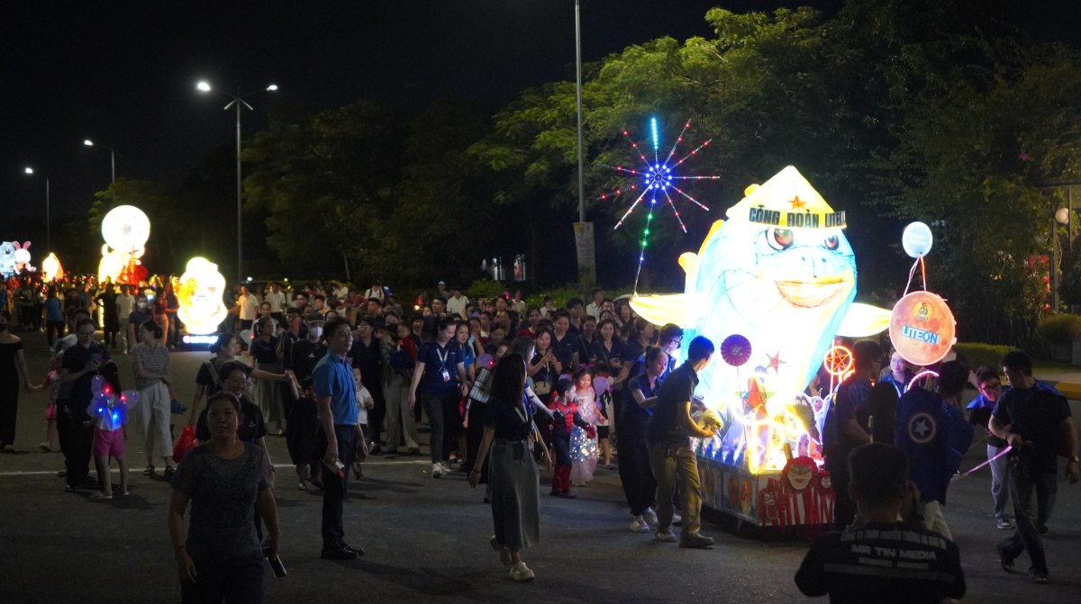 A crowd of people walking on a streetAI-generated content may be incorrect.