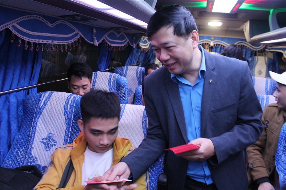 Lãnh đạo LĐLĐ TP.Hải Phòng lì xì may mắn những công nhân có mặt trên chuyến xe công đoàn sáng 22.1. Ảnh Mai Dung