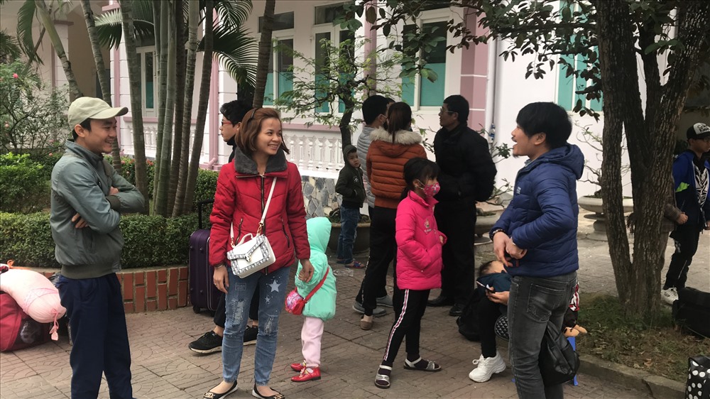 Người lao động phấn khởi trước giờ khởi hành chuyến xe mùa xuân trở lại Hải Phòng làm việc. Ảnh MD