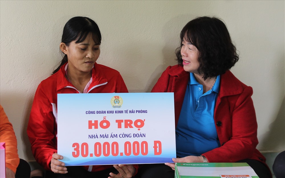 Đây là nhà Mái ấm công đoàn đầu tiên được Công đoàn Khu kinh tế Hải Phòng hỗ trợ đoàn viên trong năm 2020. Ảnh Mai Dung