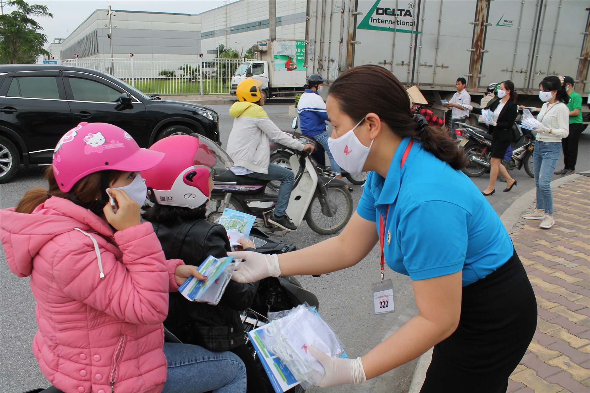 Một số công nhân sử dụng ngay khẩu trang được cấp phát tại chương trình. Ảnh MD