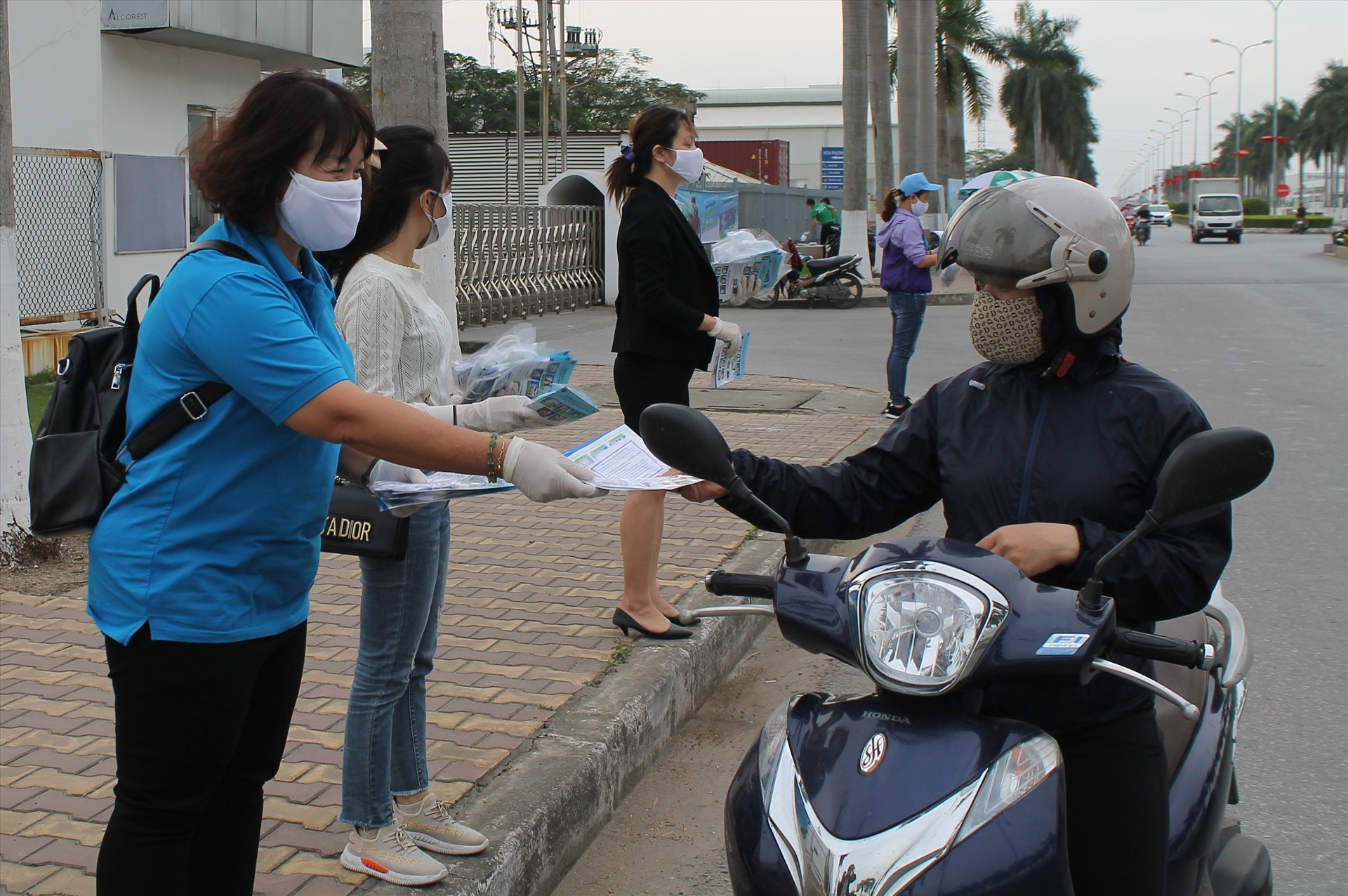 Ngoài khẩu trang kháng khuẩn, người lao động được nhận tờ rơi tuyên truyền dịch bệnh COVID-19.