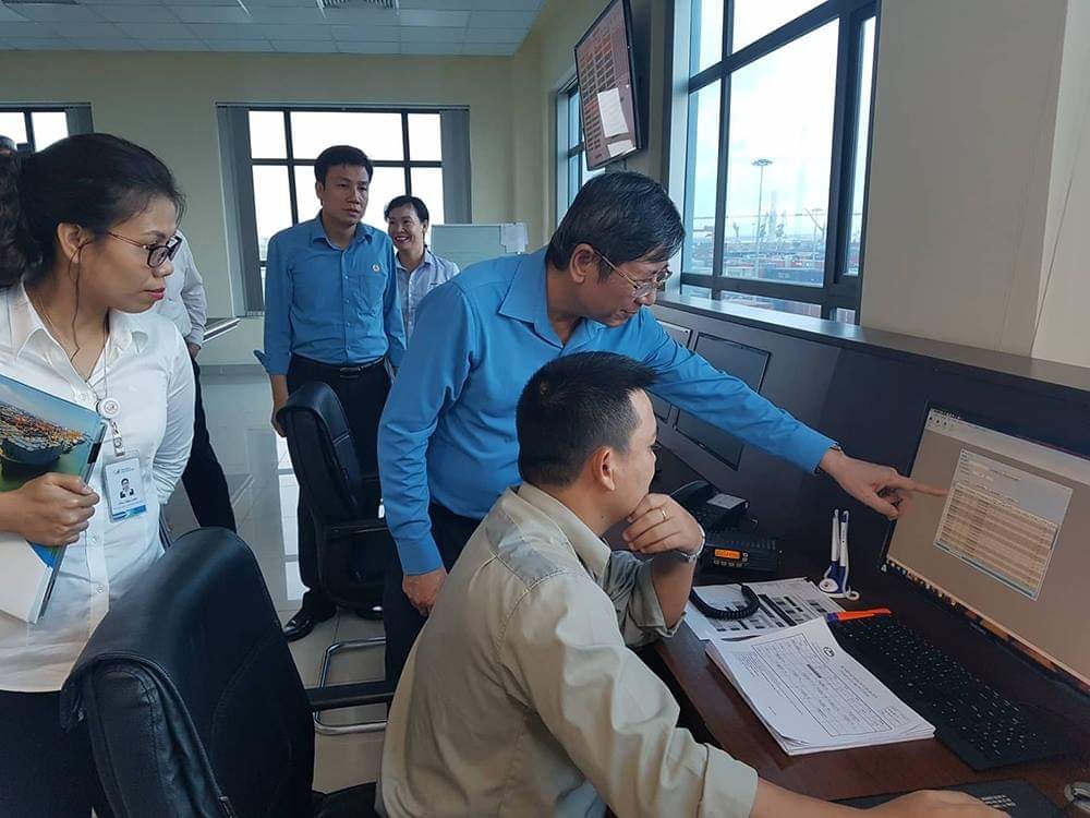 Đồng chí Trần Thanh Hải thăm nhà điều hành công ty. 