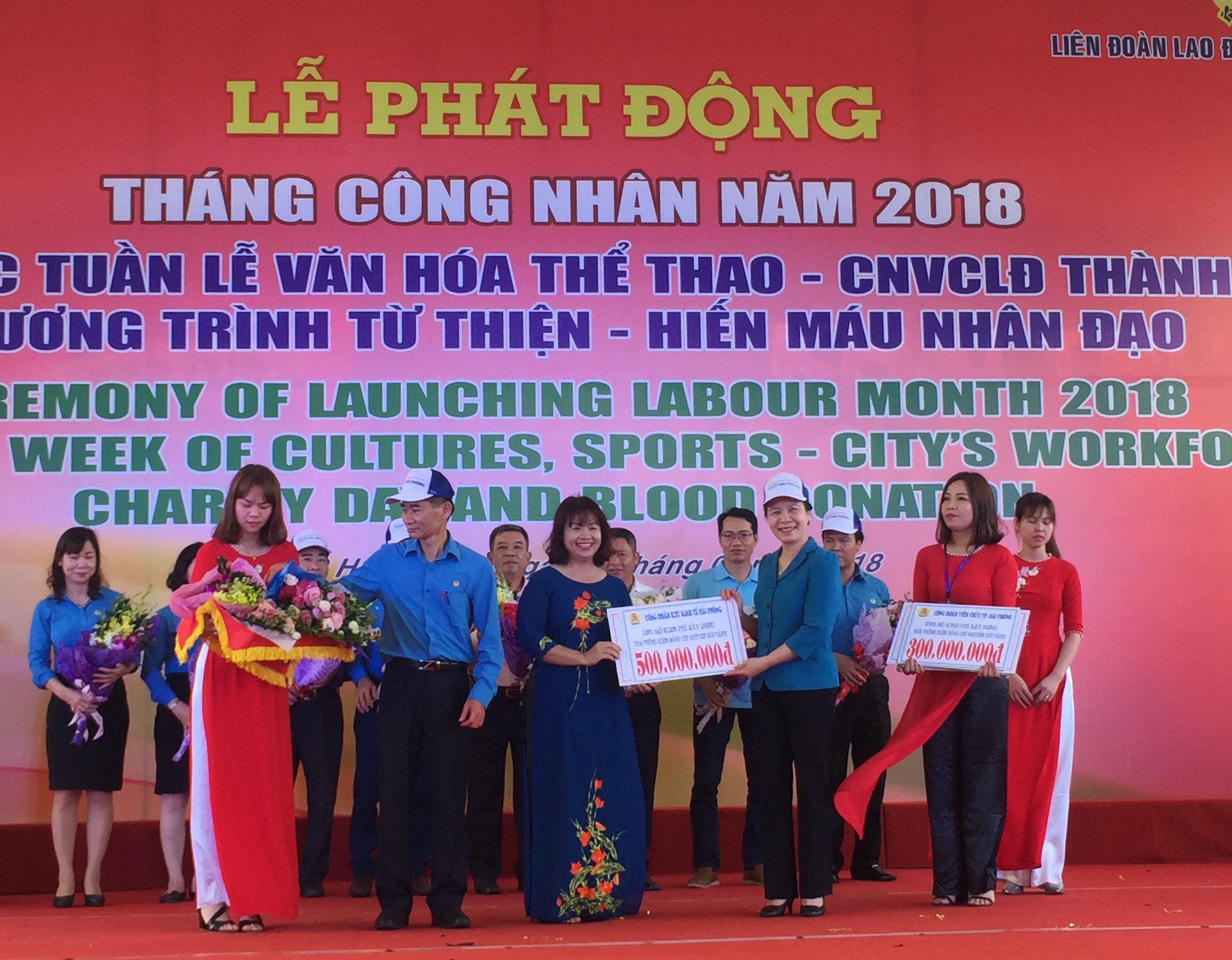 Tiếp nhận tiền xây nhà tưởng niệm lãnh tụ Nguyễn Đức Cảnh. Ảnh: CTV