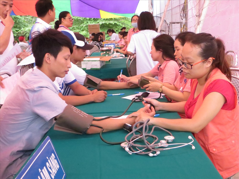 Khám bệnh miễn phí cho lao động có hoàn cảnh khó khăn. Ảnh: CTV