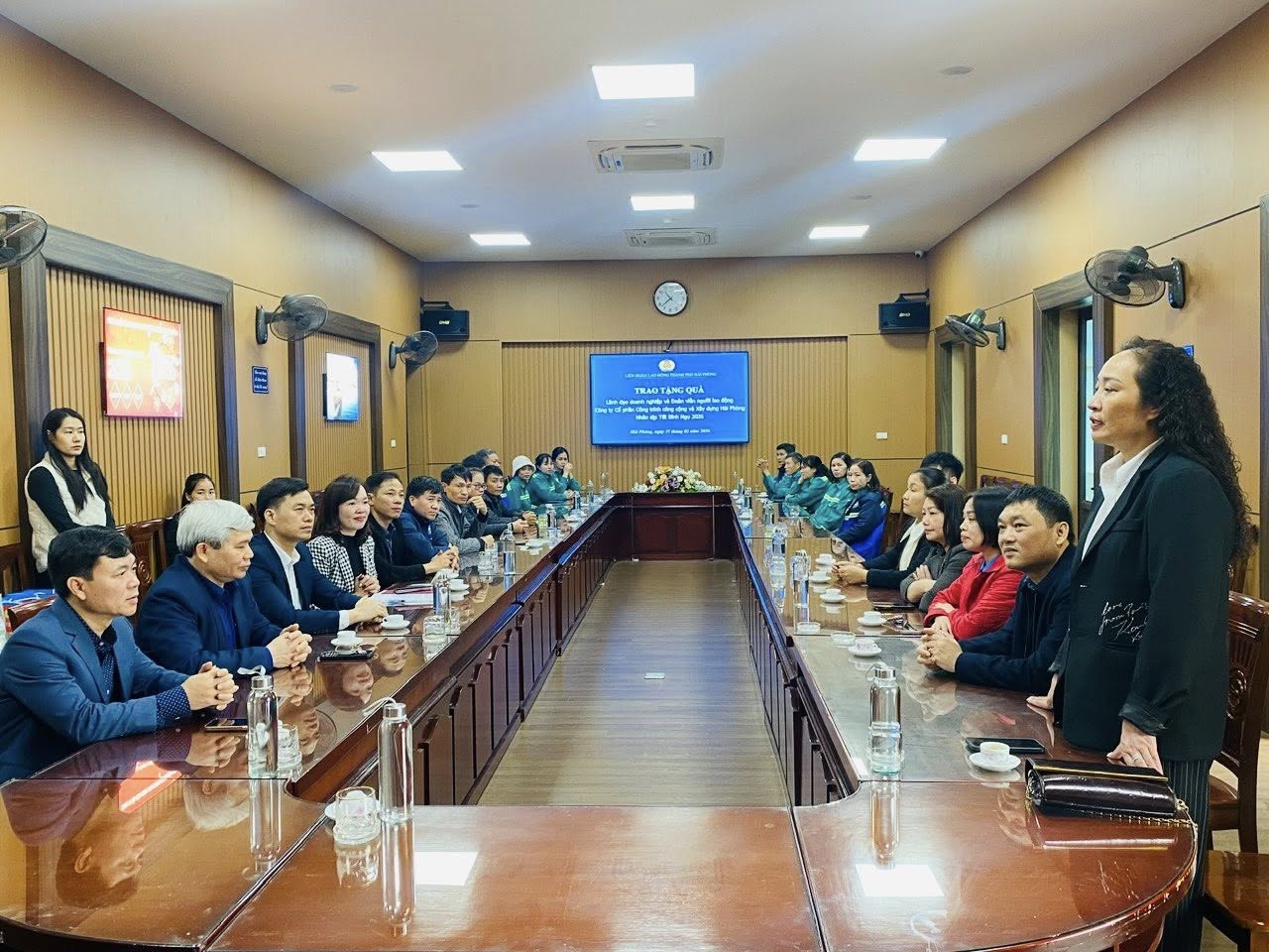 đồng chí Nguyễn Thị Lan Anh - Phó Chủ tịch Liên đoàn Lao động thành phố, Trưởng đoàn công tác phát biểu tại Hội nghị