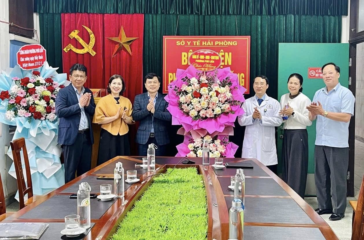 Đồng chí Phạm Tiến Thắng - Phó Bí thư Thường trực Đảng uỷ phường, đại diện lãnh đạo Đảng uỷ - HĐND - UBND - UB MTTQ Việt Nam phường Phù Liễn tặng hoa chúc mừng Bệnh viện