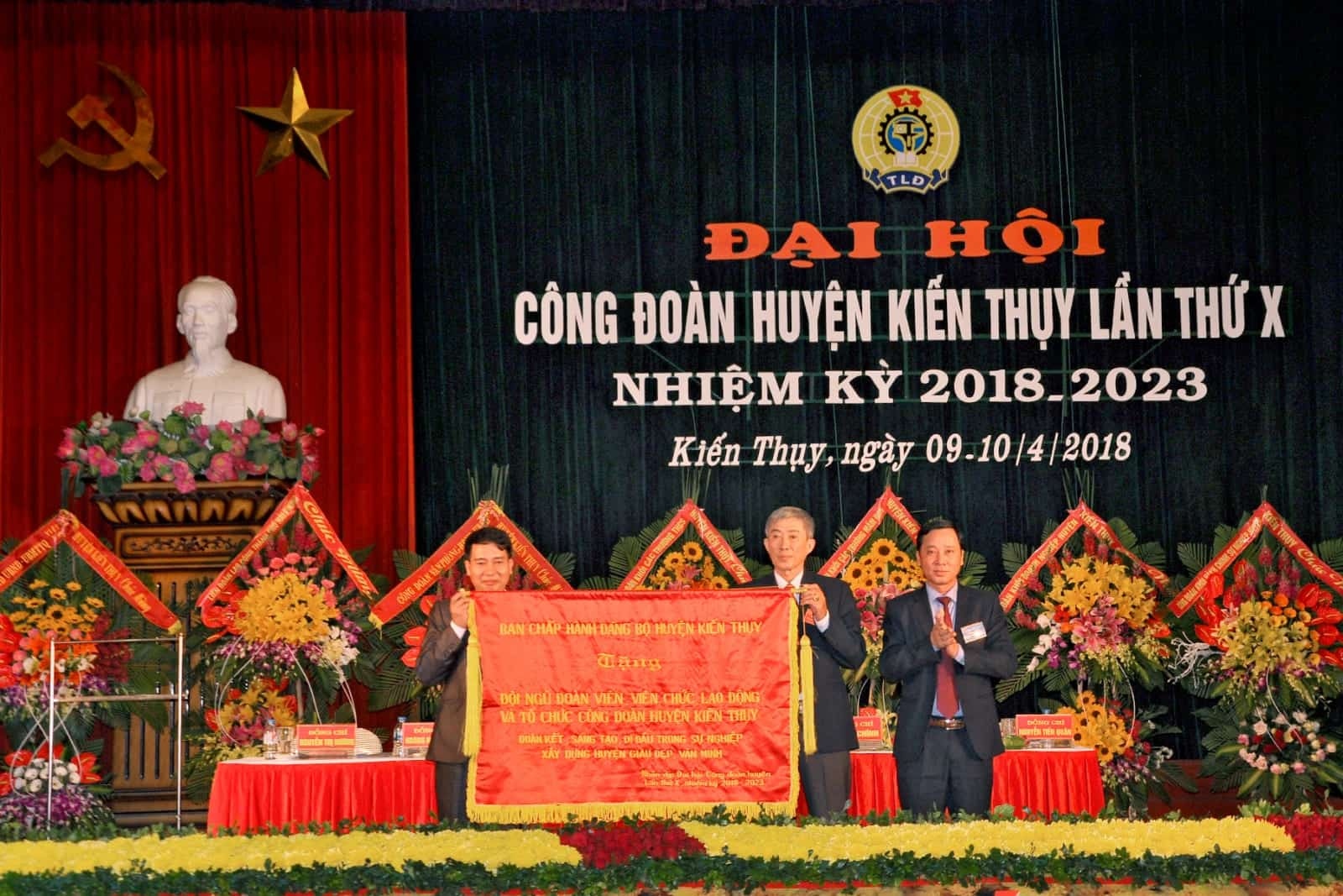 Đ/c Đỗ Xuân Trịnh – Bí thư Huyện ủy, Chủ tịch HĐND huyện trao tặng Đại hội Bức trướng mang dòng chữ “Đội ngũ đoàn viên, viên chức, lao động và tổ chức công đoàn huyện Kiến Thụy đoàn kết, sáng tạo, đi đầu trong sự nghiệp xây dựng huyện giàu đẹp, văn minh”