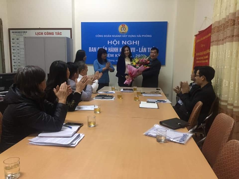 Tặng hoa, quà chia tay đồng chí Lê Thị Hoàng Yến, Chủ tịch Công đoàn Công ty TNHH MTV Quản lý và Kinh doanh nhà thôi tham gia ủy viên Ban Chấp hành Công đoàn Ngành.