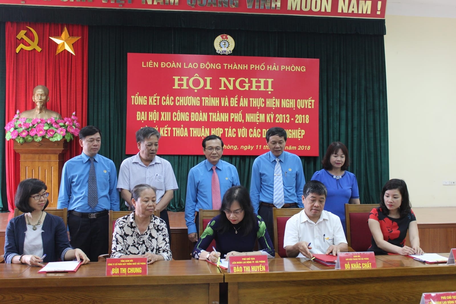 Đồng chí Cao Xuân Liên - Uỷ viên Ban Thường vụ Thành uỷ trao quyết định cho đồng chí Bùi Thị Ngọc