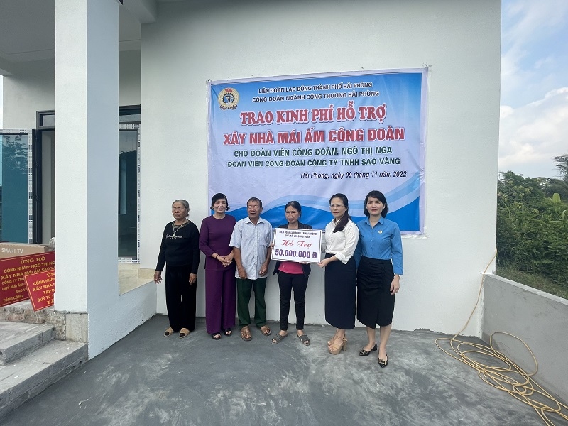 Đ.c Bùi Thị Ngọc - PCT TT Liên đoàn Lao động thành phố trao kinh phí hỗ trợ xây mới nhà Mái ấm Công đoàn cho đoàn viên thuộc CĐN Công thương