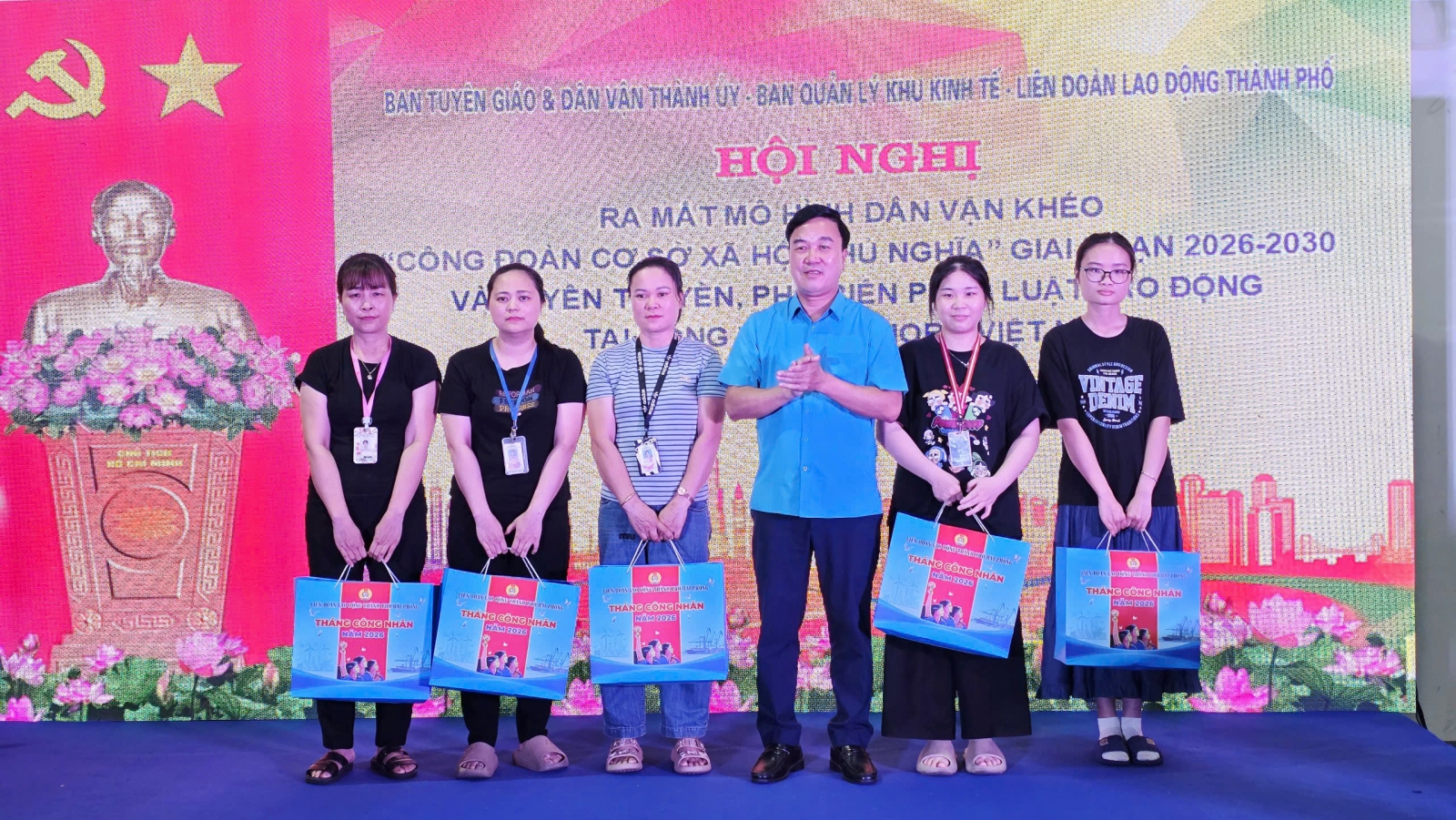 Lãnh đạo LĐLĐ thành phố trao quà cho công nhân có hoàn cảnh khó khăn