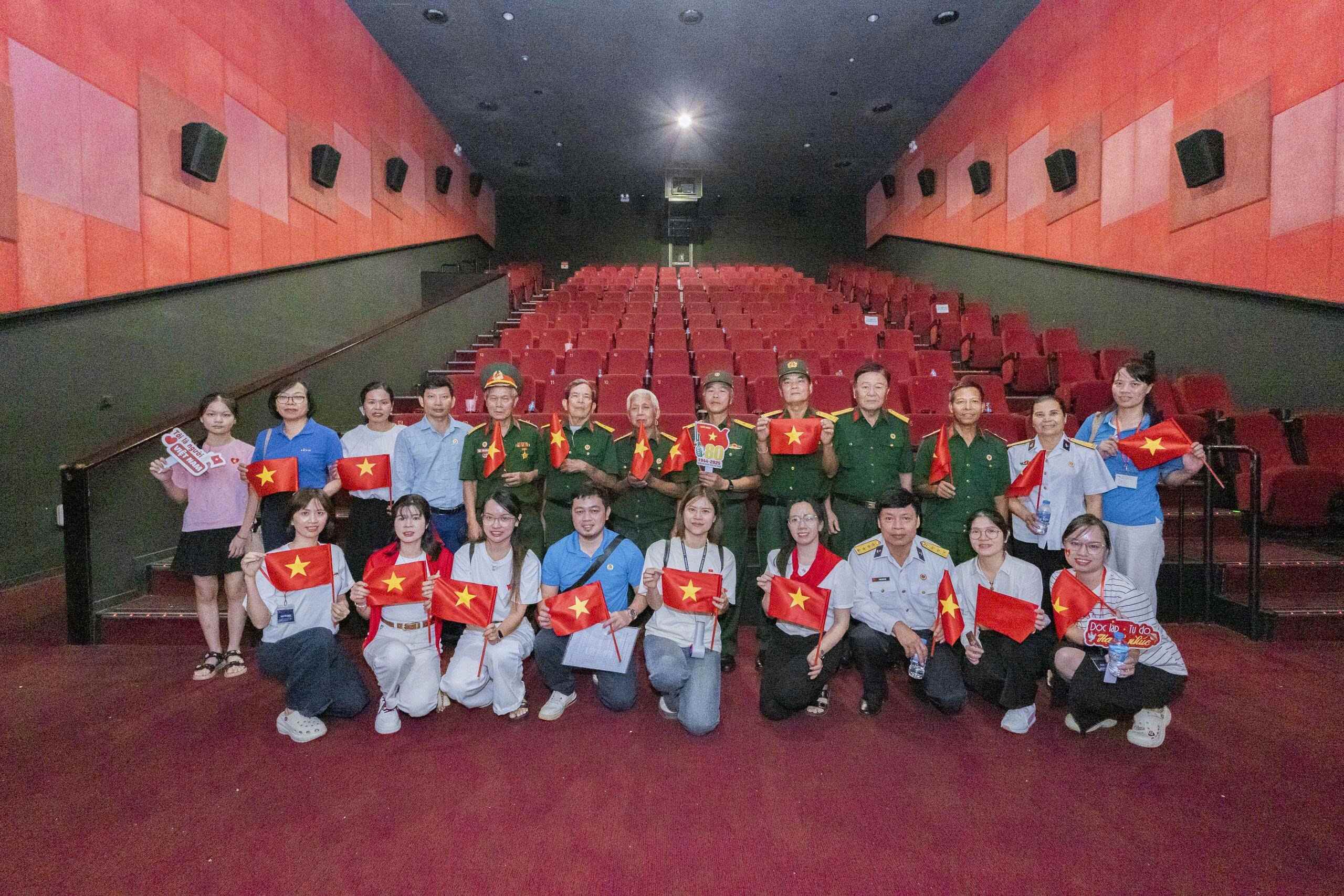 Chi bộ, Công đoàn công ty chụp ảnh lưu niệm cùng các đồng chí cựu chiến binh